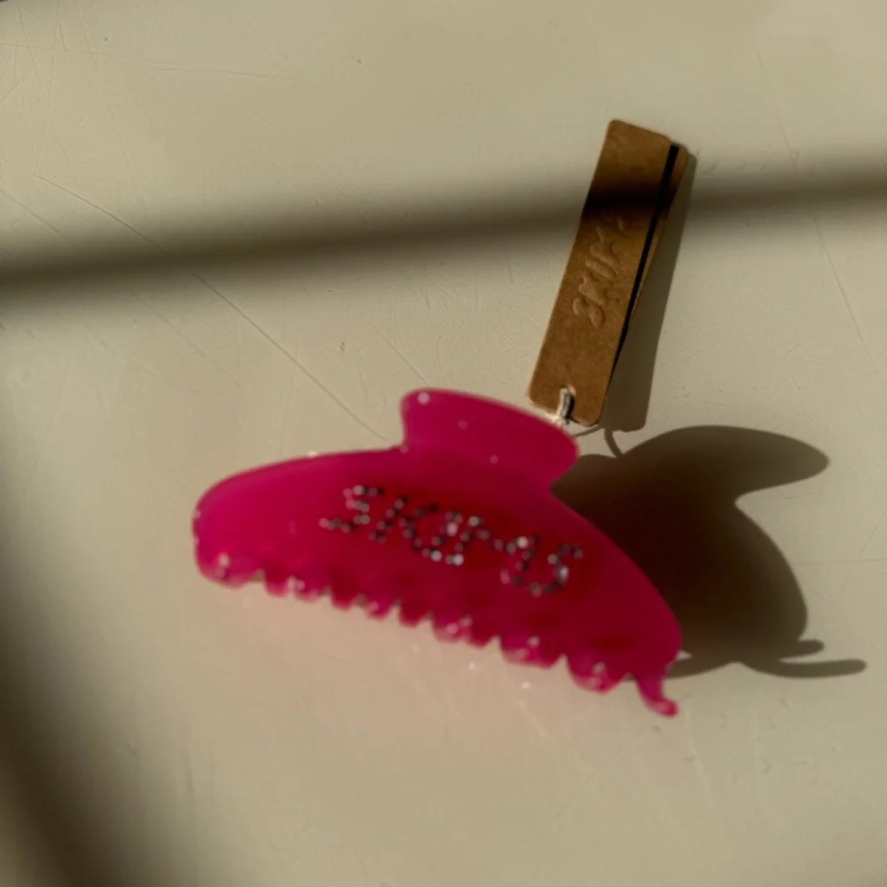 NWT SKIMS RASPBERRY ROSE GETTING READY CLAW CLIP - Picture 3 of 3